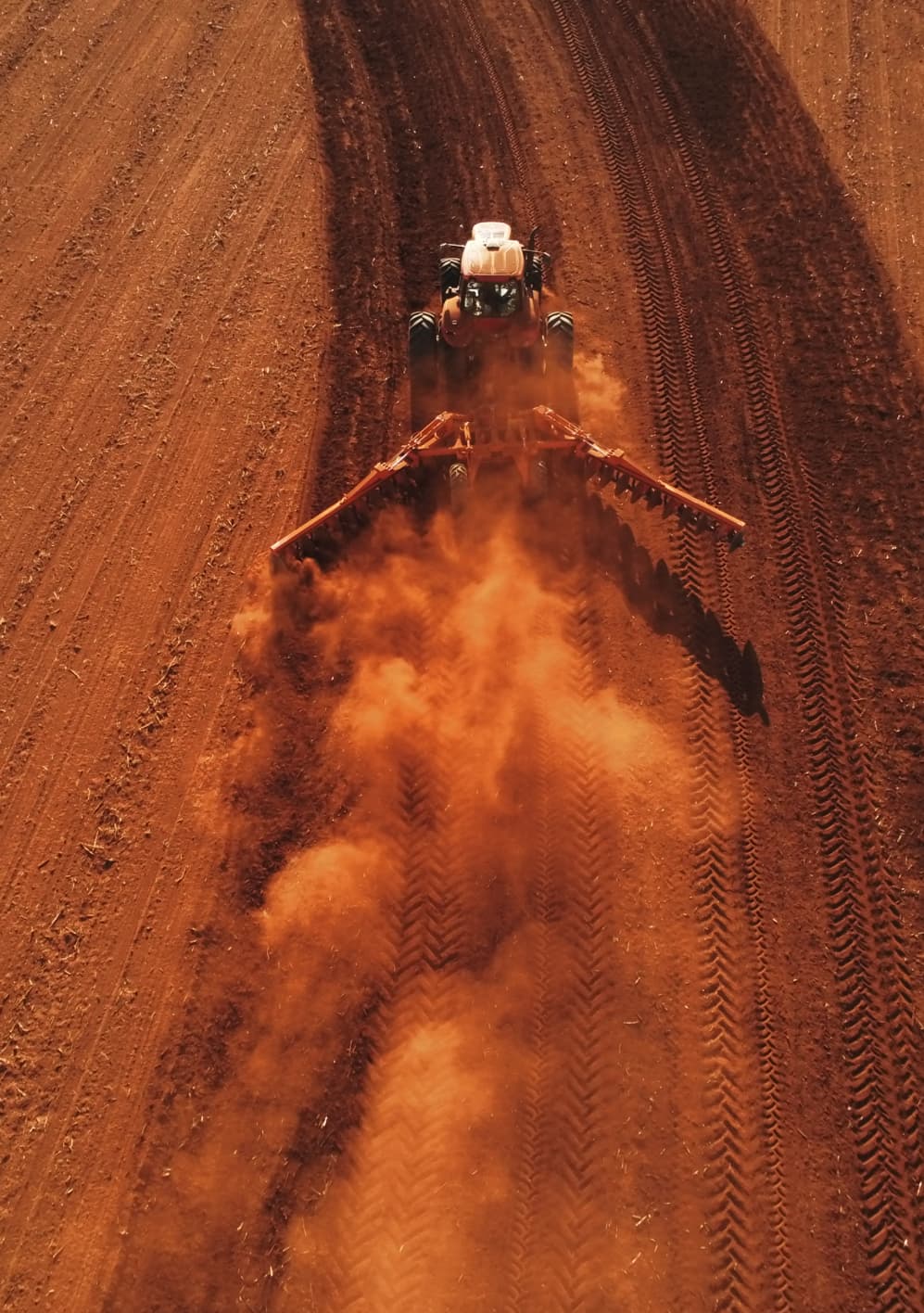 Trator realizando sistematização em área agrícola