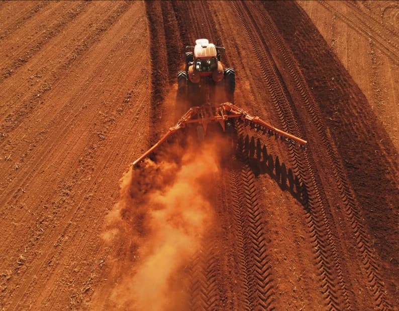 Trator realizando sistematização em área agrícola