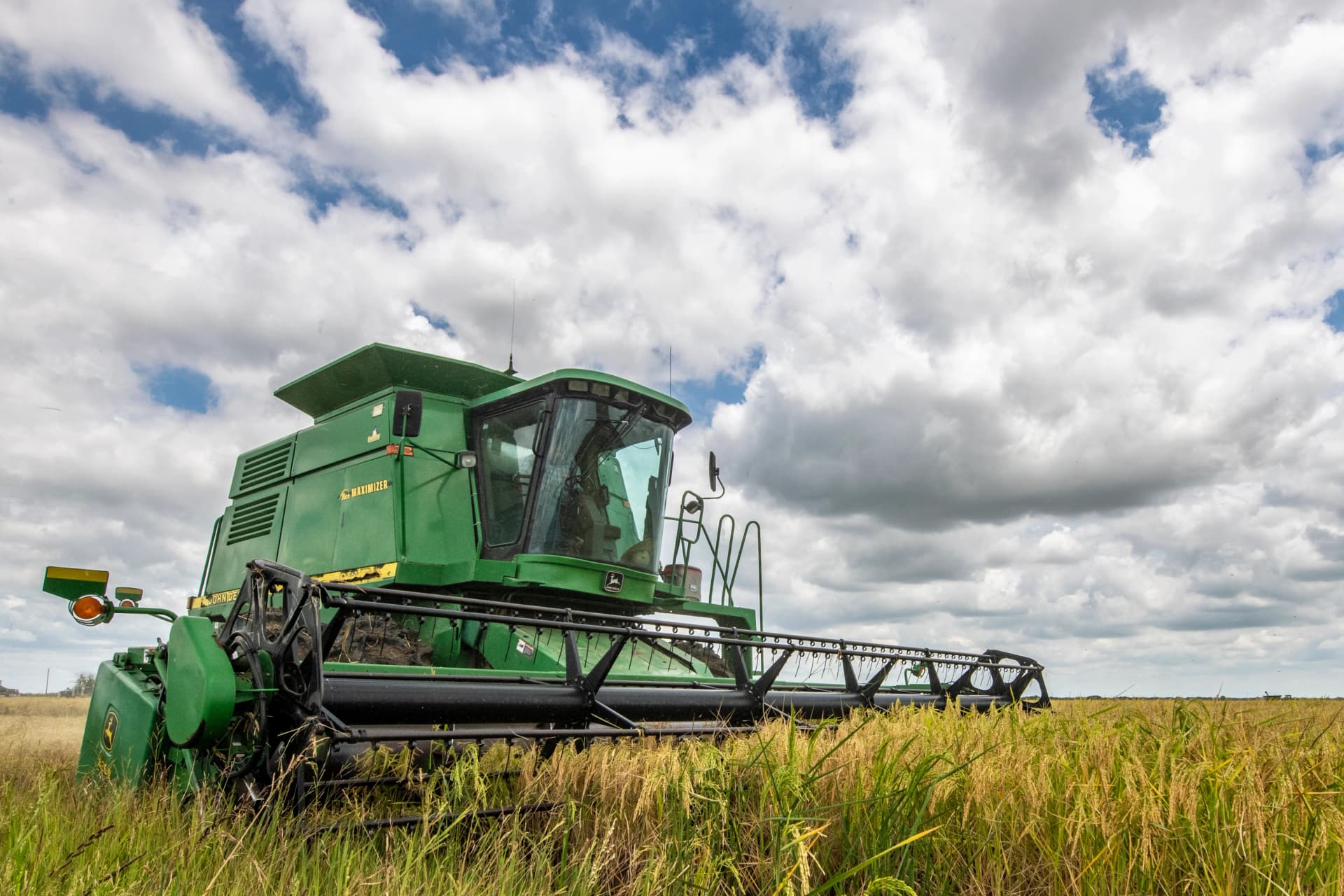 Maquinário agrícola em campo