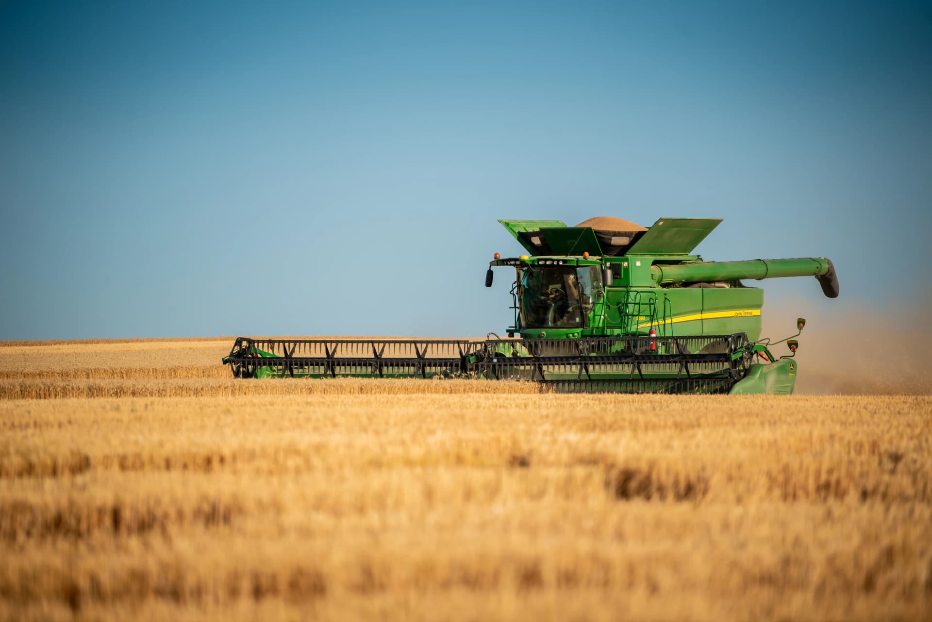 Colheitadeira realizando colheita em lavoura de alta produtividade